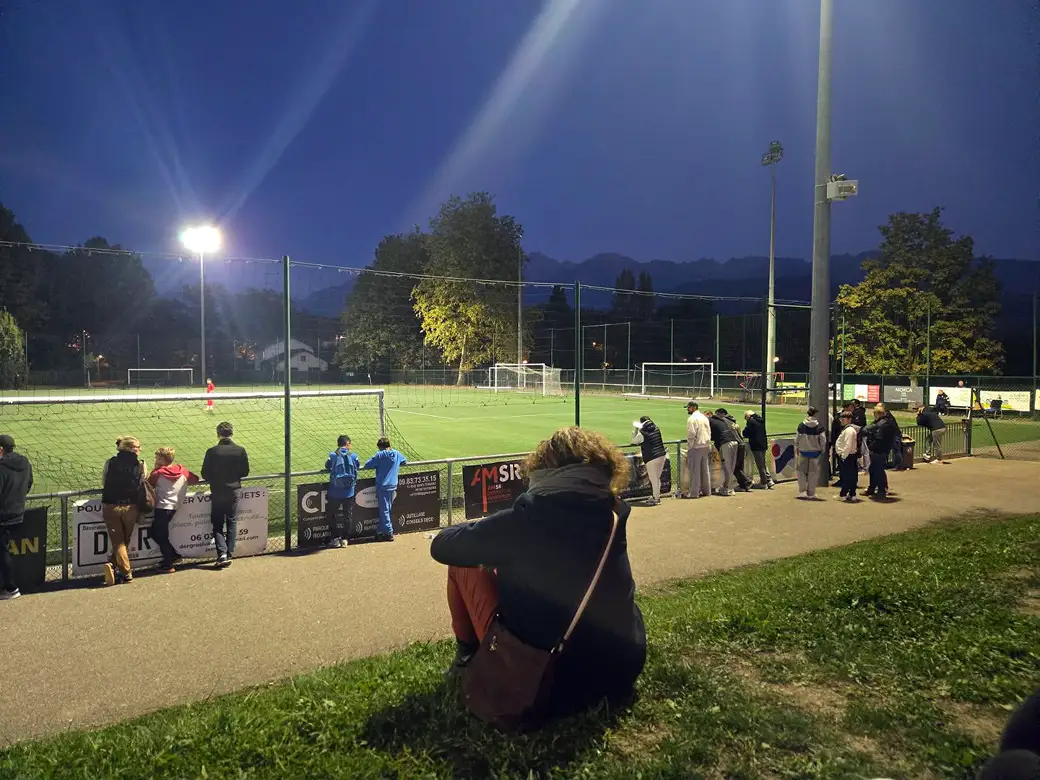 Un samedi sportif à Meylan, partagé entre le stade Albert Batteux et le gymnase des Buclos. Deux ambiances, deux disciplines, une même passion collective… et quelques frustrations bien locales.