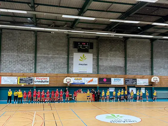 Un samedi sportif à Meylan, partagé entre le stade Albert Batteux et le gymnase des Buclos. Deux ambiances, deux disciplines, une même passion collective… et quelques frustrations bien locales.