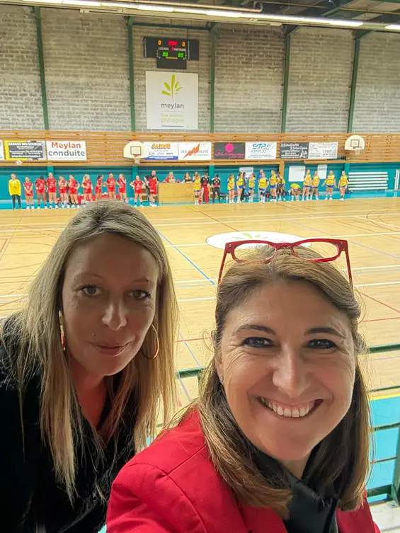 Un samedi sportif à Meylan, partagé entre le stade Albert Batteux et le gymnase des Buclos. Deux ambiances, deux disciplines, une même passion collective… et quelques frustrations bien locales.