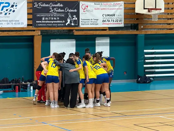 Un samedi sportif à Meylan, partagé entre le stade Albert Batteux et le gymnase des Buclos. Deux ambiances, deux disciplines, une même passion collective… et quelques frustrations bien locales.
