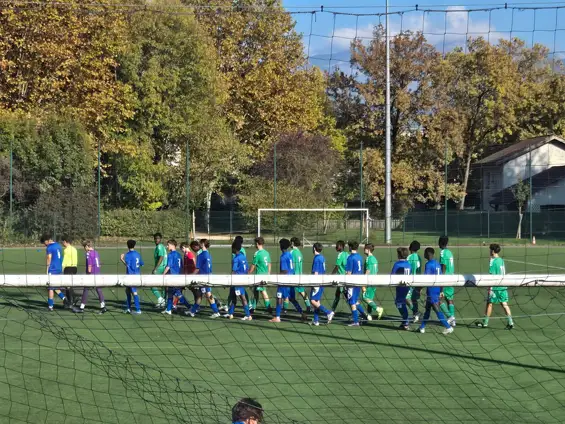 Un samedi sportif à Meylan, partagé entre le stade Albert Batteux et le gymnase des Buclos. Deux ambiances, deux disciplines, une même passion collective… et quelques frustrations bien locales.